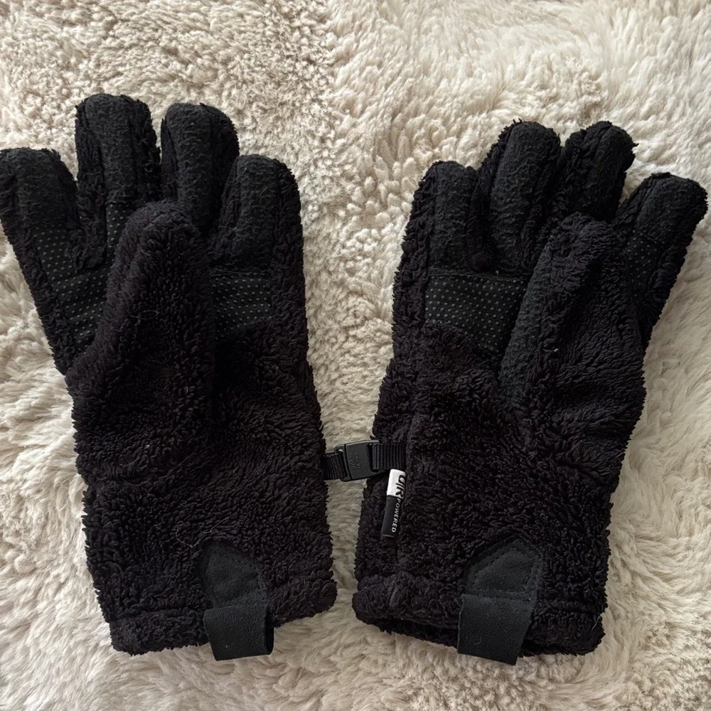 North Face Denali Etip fleece kids gloves in black.